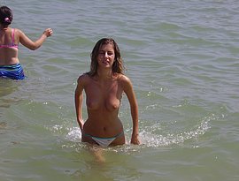 girls peeing at beaches